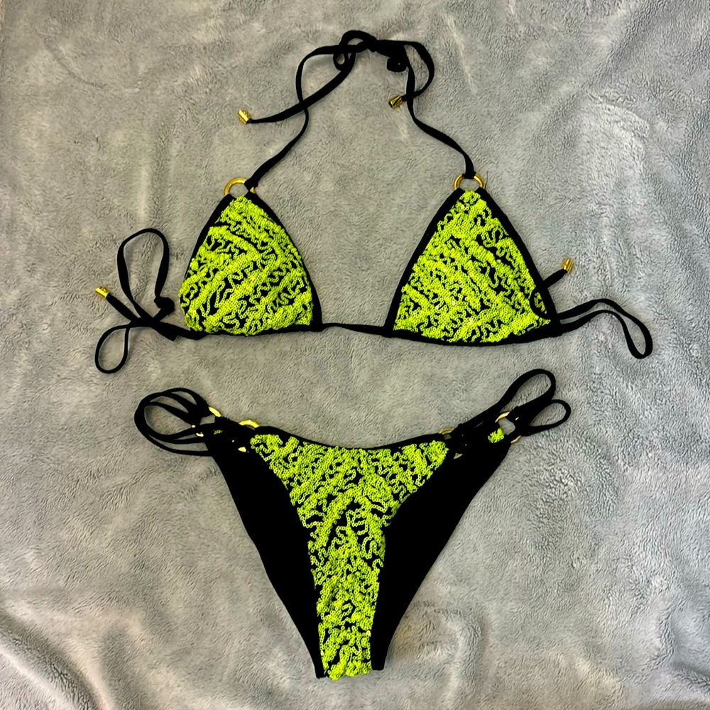 Beach Bunny Bikini/  Top and Scrunch-butt Bottom- Size Medium